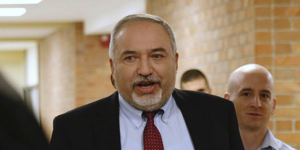 Avigdor Lieberman am Mittwoch in Jerusalem auf dem Weg zum Parlament. Er tritt zurück aus Protest gegen die mit militanten Palästinensergruppen im Gazastreifen vereinbarte Feuerpause.