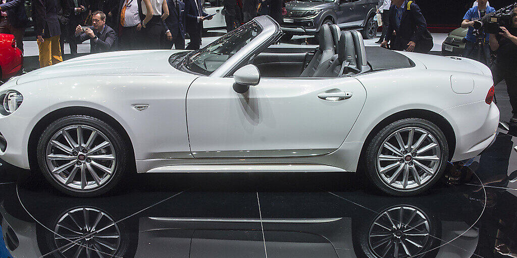 Der US-italienische Autobauer Fiat Chrysler (FCA) hat im dritten Quartal einen Milliardengewinn eingefahren. Im Bild der Fiat 124 Spider. (Archivbild)