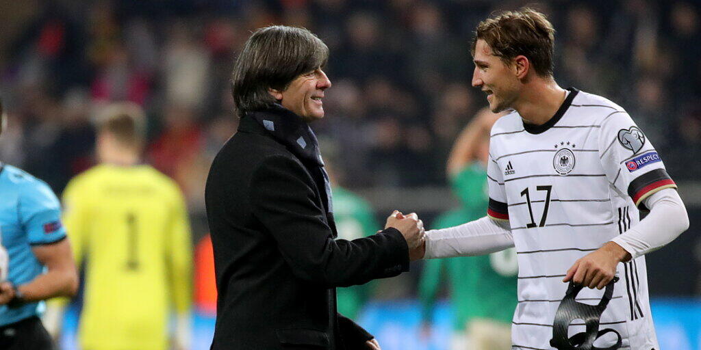 Gelungener Abschluss: Jogi Löw und Niklas Stark klatschten am Schluss einer gelungenen EM-Qualifikation ab