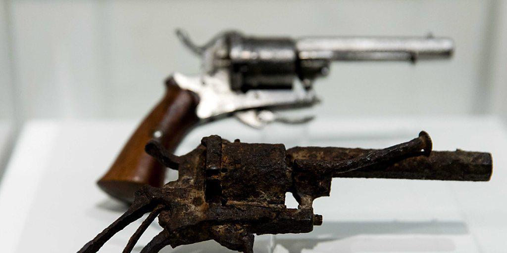 Die Waffe, mit der sich Vincent van Gogh 1890 den tödlichen Schuss beigebracht haben soll. Sie ist Teil der Ausstellung "Am Rande des Wahnsinns" im Van Gogh Museum in Amsterdam. Die Waffe, mit der sich Vincent van Gogh 1890 den tödlichen Schuss beigebracht haben soll. Sie ist Teil der Ausstellung "Am Rande des Wahnsinns" im Van Gogh Museum in Amsterdam.