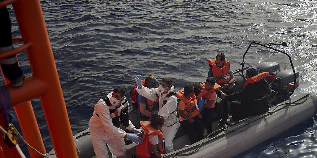 Maltesische Soldaten helfen Flüchtlingskindern, von der "Ocean Viking" auf ihre Rettungsboot umzusteigen.
