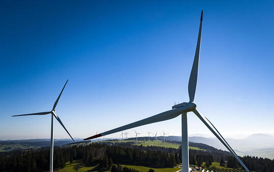 Die Schweiz liegt bei der erneuerbaren Energieproduktion im europäischen Mittelfeld - auch beim Bau von Windkraftwerken. (Archivbild)