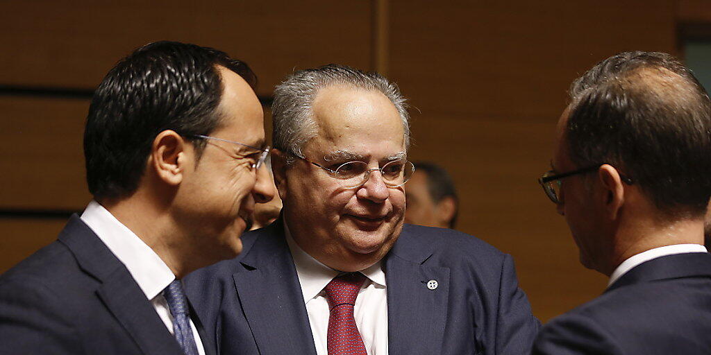 Griechenlands Aussenminister Nikos Kotzias (Mitte) fühlte sich im Namensstreit vom griechischen Regierungschefs Alexis Tsipras zu wenig unterstützt. Kotzias gab am Mittwoch seinen Rücktritt bekannt.