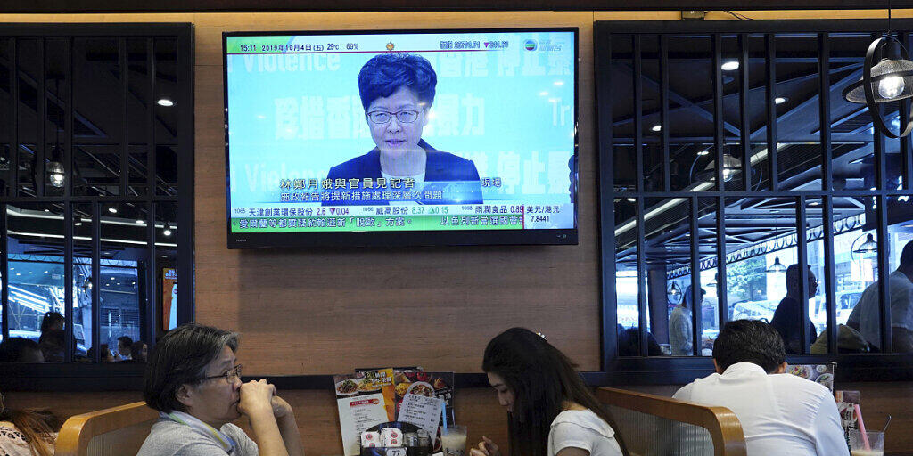 Das Fernsehen überträgt die Verkündung des Vermummungsverbot für Demonstranten durch die Hongkonger Regierungschefin Carrie Lam. Das Fernsehen überträgt die Verkündung des Vermummungsverbot für Demonstranten durch die Hongkonger Regierungschefin Carrie Lam.