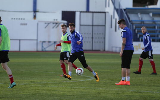 Daniel Kaufmann spielt Ball.