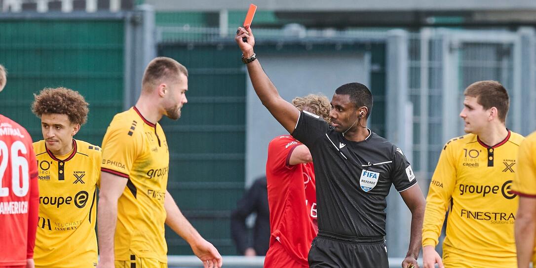 Ben Seghir (links) hat gespuckt. Nicolas Hasler ist verdeckt hinter dem Schiedsrichter.