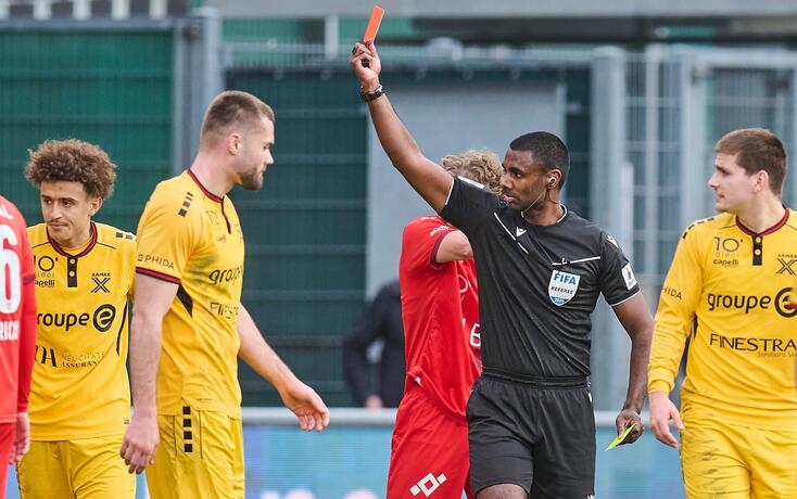 Ben Seghir (links) hat gespuckt. Nicolas Hasler ist verdeckt hinter dem Schiedsrichter.