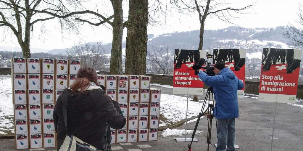 Boxen mit Unterschriften für die SVP-Zuwanderungsinitiative. Ab sofort können Unterschriften gegen die Umsetzung der Volksinitiative gesammelt werden. (Archivbild)