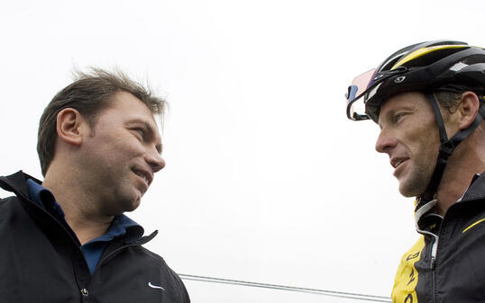 Der Belgier Johann Bruyneel (links) im Dezember 2008 im Gespräch mit Lance Armstrong