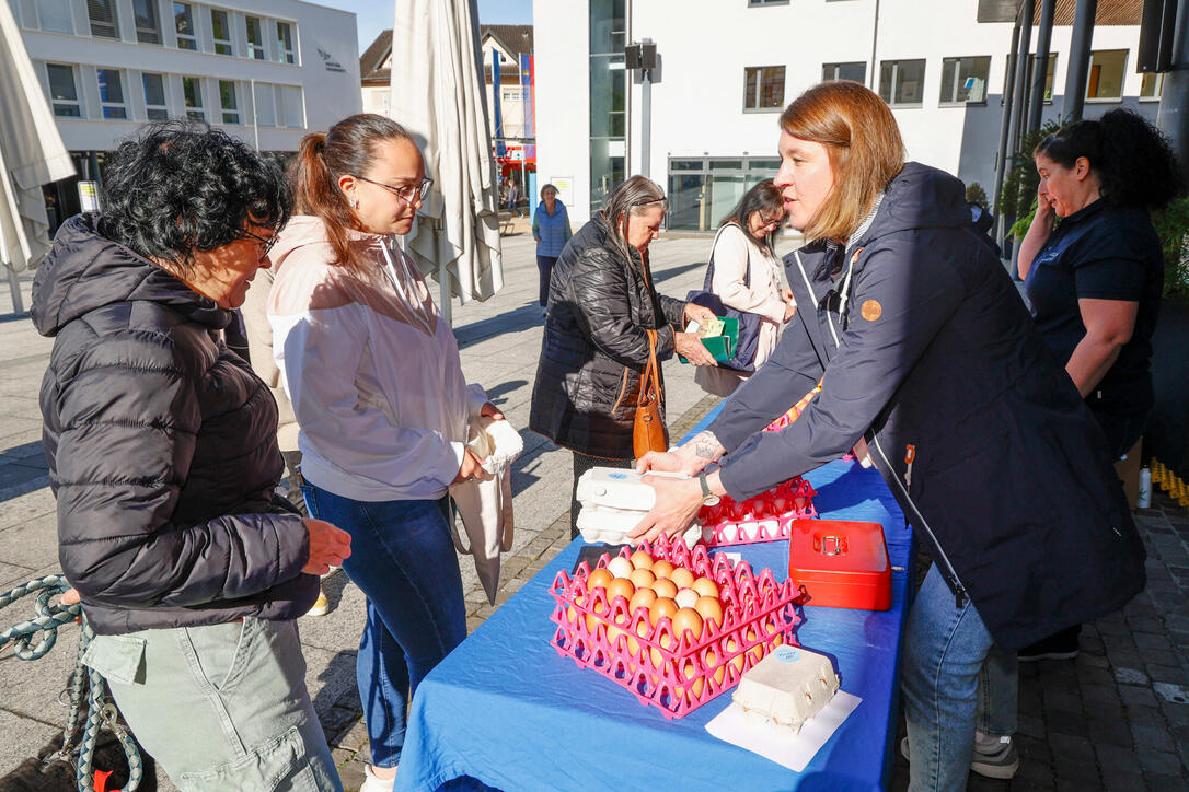 Karfreitagseierverkauf auf dem Dorfplatz von Eschen