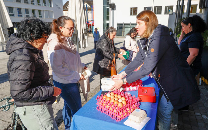 Karfreitagseierverkauf auf dem Dorfplatz von Eschen