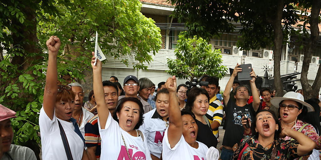 Rund 100 Demonstrierende zogen von der Thammasat-Universität aus mit Megafon und Plakaten zum Demokratie-Denkmal.