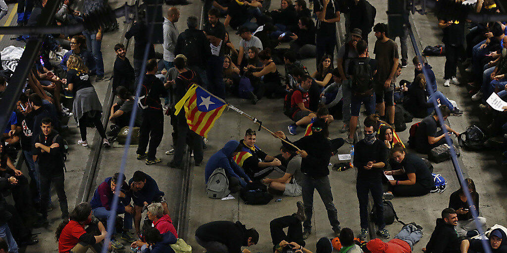 Am ersten Jahrestag des von Madrid verbotenen Unabhängigkeitsreferendums haben Demonstranten in Katalonien wichtige Strassen und Bahngleise blockiert. Hunderte Aktivisten besetzten am Montag in Girona nördlich von Barcelona die Gleise eines Hochgeschwindigkeitszuges.