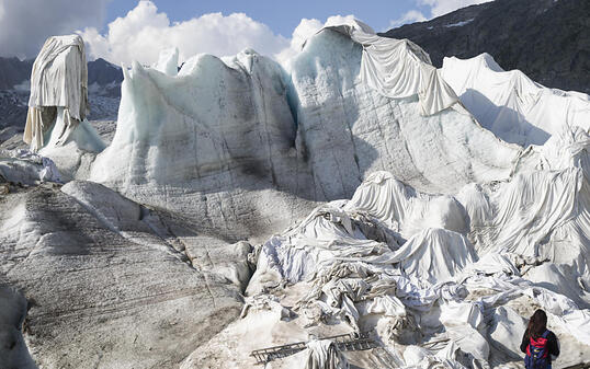 Der Klimawandel bringt die Gletscher zum Schmelzen. Im Bild der Rhonegletscher, der mit Planen geschützt wird. (Archiv.)