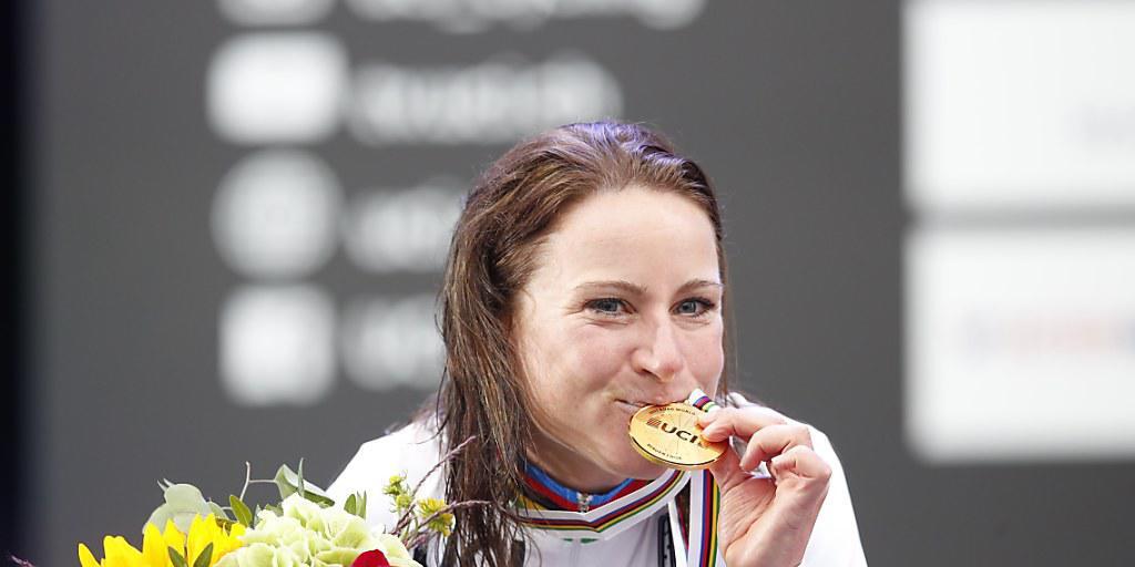 Annemiek van Vleuten freut sich über den Gewinn der Goldmedaille im WM-Zeitfahren der Frauen in Bergen