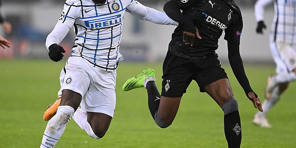 Inter’s Romelu Lukaku (links) gegen Denis Zakaria