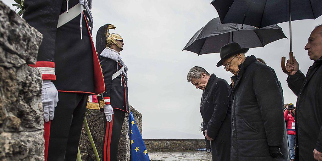Der deutsche Bundespräsident Joachim Gauck und der damalige italienische Staatspräsidetn Giorgio Napolitano gedenken 2013 in Sant'Anna di Stazzema der Opfer eines NS-Massakers. Das letzte Verfahren gegen einen mutmasslichen Kriegsverbrecher wurde nun in Hamburg eingestellt (Archiv)
