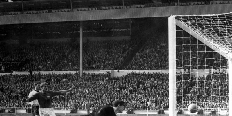 Das 3:2 von Geoff Hurst im WM-Final 1966 zwischen Gastgeber England und Deutschland im Londoner Wembley ist das berühmteste Tor der Fussball-Geschichte