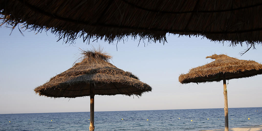 Blumen am Strand Tunesiens nach dem Terroranschlag in Sousse vom vergangenen Juni. Der Terror hält die Touristen nachhaltig fern. Darunter leidet die Branche.