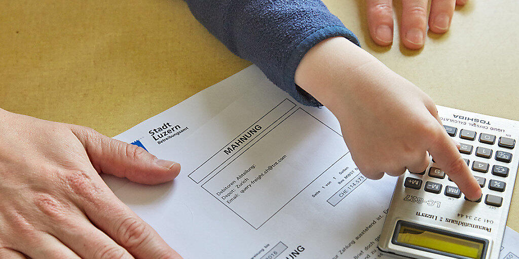 Auch in der Schweiz sind Menschen von Armut betroffen. Der Bundesrat will das Nationale Programm zur Prävention und Bekämpfung von Armut weiterführen. Er setzt dafür aber weniger Geld ein als in den letzten Jahren. (Symbolbild)