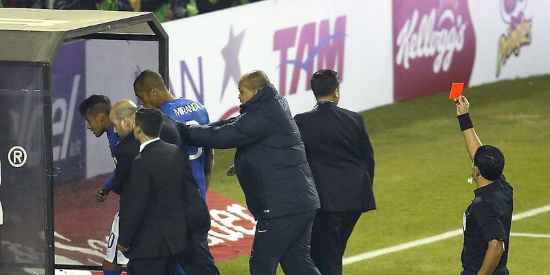 Neymar erhält nach Spielschluss die Rote Karte Neymar erhält nach Spielschluss die Rote Karte