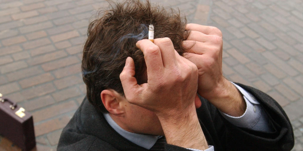 Überarbeiter Mitarbeiter im Stress. (Gestellte Aufnahme) Überarbeiter Mitarbeiter im Stress. (Gestellte Aufnahme)