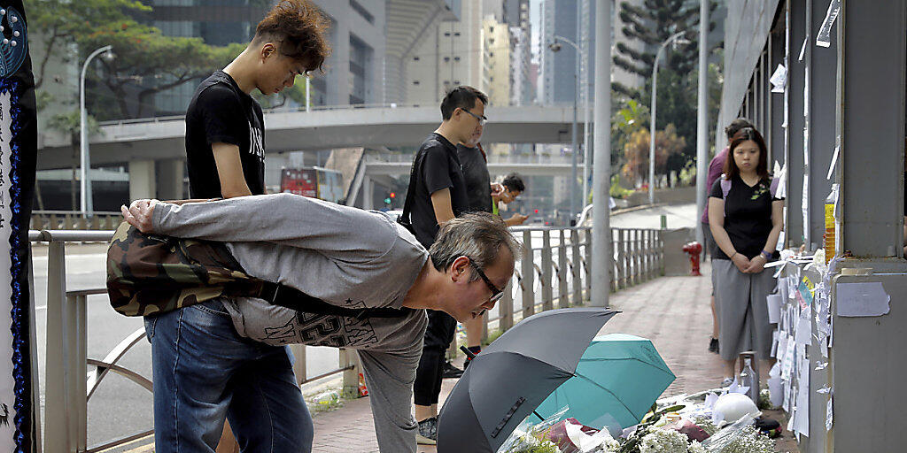 Menschen gedenken in Hongkong eines verstorbenen Mannes: Bei den anhaltenden Protesten stürzte der Demonstrant in den Tod.