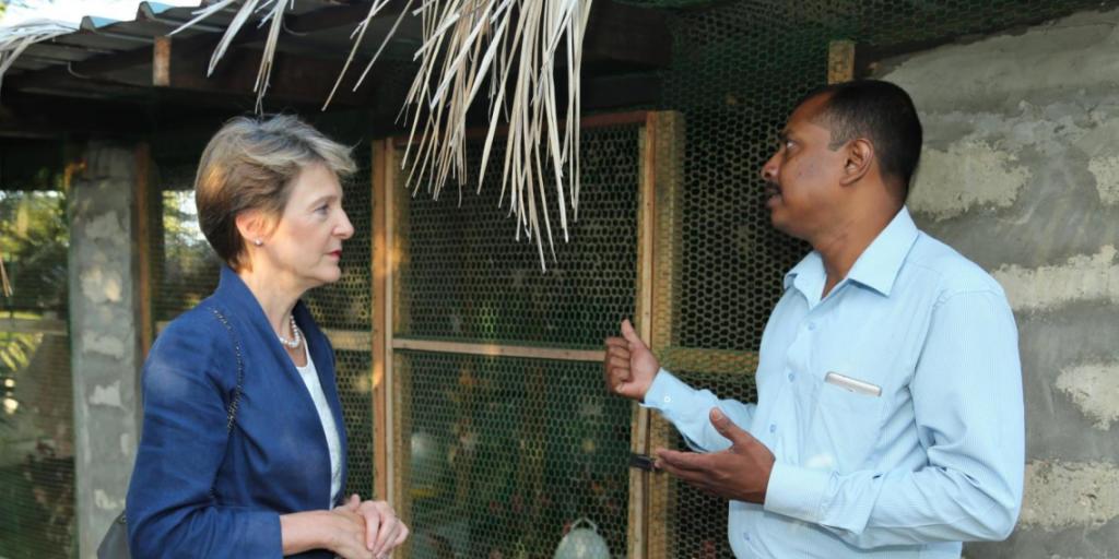 Bundesrätin Simonetta Sommaruga im Gespräch mit einem Rückkehrer in Sri Lanka, der von der individuellen Rückkehrhilfe des Bundes profitieren konnte. (Archivbild, 2016)