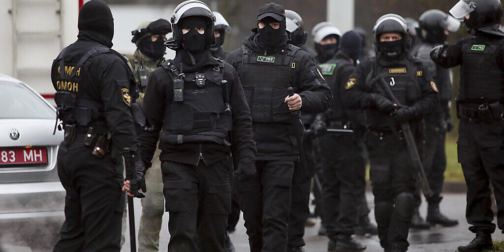 Bereitschaftspolizisten stehen am Rande eines Protests von Oppositionellen. Tausende Menschen haben trotz Polizeigewalt zum 15. Mal in Serie in Belarus bei einer Sonntagsdemonstration gegen den belarussischen Machthaber Lukaschenko friedlich protestiert. Foto: -/AP/dpa Bereitschaftspolizisten stehen am Rande eines Protests von Oppositionellen. Tausende Menschen haben trotz Polizeigewalt zum 15. Mal in Serie in Belarus bei einer Sonntagsdemonstration gegen den belarussischen Machthaber Lukaschenko friedlich protestiert. Foto: -/AP/dpa