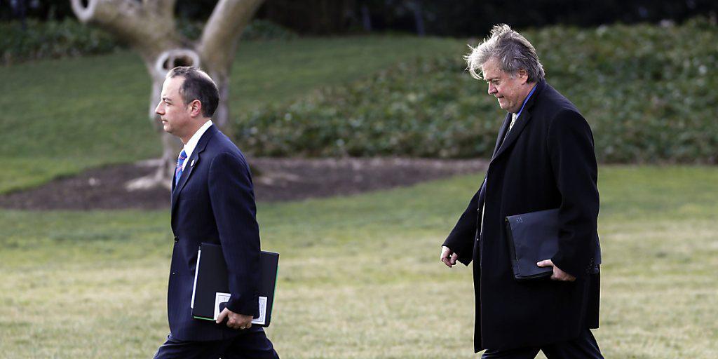 Stabschef Reince Priebus (l) und Chefstratege Stephen Bannon haben nun beide Einsitz im Nationalen Sicherheitsrat