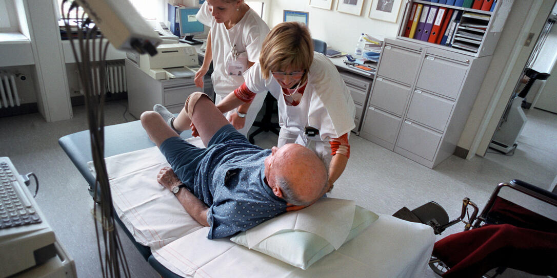 ALTER, SENIOREN, THERAPIE, UNTERSUCHUNG, PFLEGER, FRAU, UNTERSUCHUNGSZIMMER, BETT, HILFE, AUFSTEHEN WAIDSPITAL,