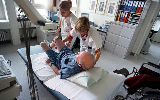 ALTER, SENIOREN, THERAPIE, UNTERSUCHUNG, PFLEGER, FRAU, UNTERSUCHUNGSZIMMER, BETT, HILFE, AUFSTEHEN WAIDSPITAL,