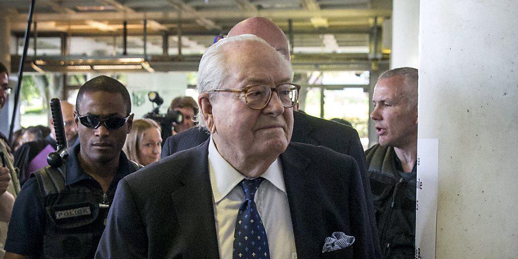 Jean-Marie Le Pen auf dem Weg in den Gerichtssaal Jean-Marie Le Pen auf dem Weg in den Gerichtssaal