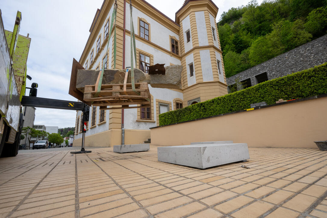 Aufbau der Skulpturen der Bad Ragartz in Vaduz (26.04.2024)