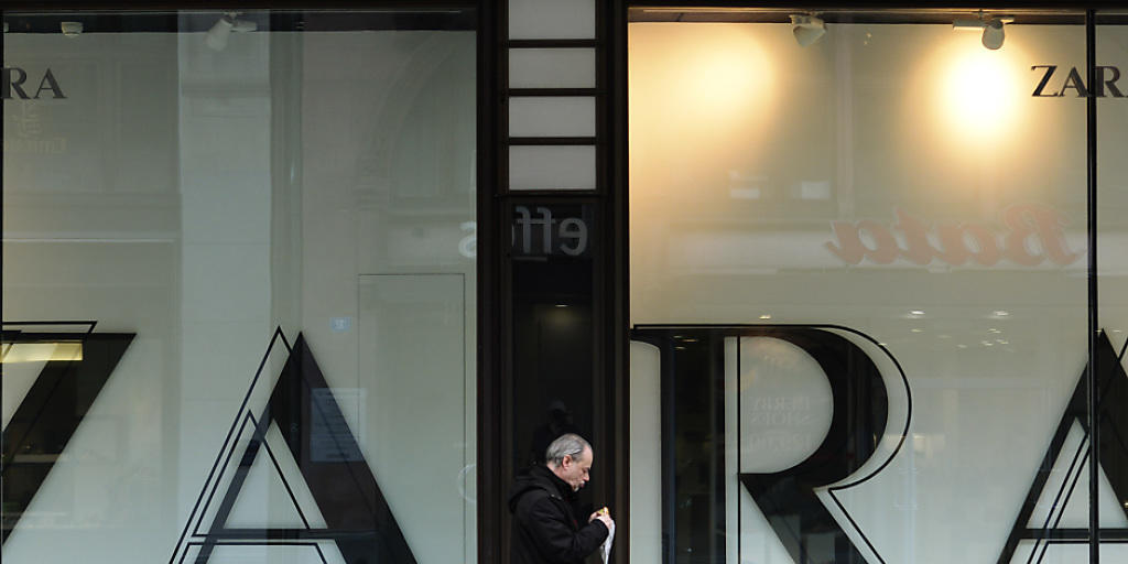 Beim Zara-Mutterkonzern Inditex klingeln die Kassen: Das spanische Unternehmen hat im vergangenen Geschäftsjahr 2016/17 (per Ende Januar) den Gewinn um 10 Prozent auf über 3 Milliarden Euro gesteigert und damit Konkurrentin H&M weit übertroffen.