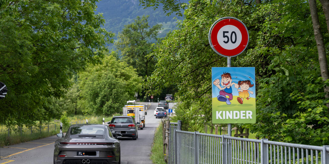 240524 Baustelle Umfahrung Vaduz, Bild aufgenommen in Vaduz am 24.05.2024
- Schild, Warnung, Verkehrsschild, Verkehrstafel, Tafel