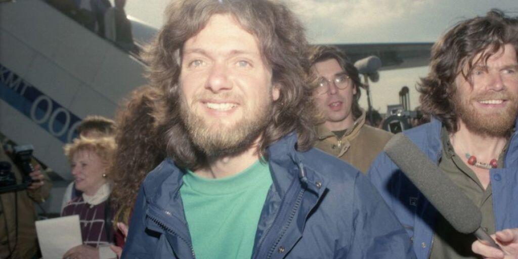 Arved Fuchs (l) und Reinhold Messner am 5. März 1990 am Frankfurter Flughafen, nach ihrer Rekord-Expedition durch die Antarktis. (Archivbild)