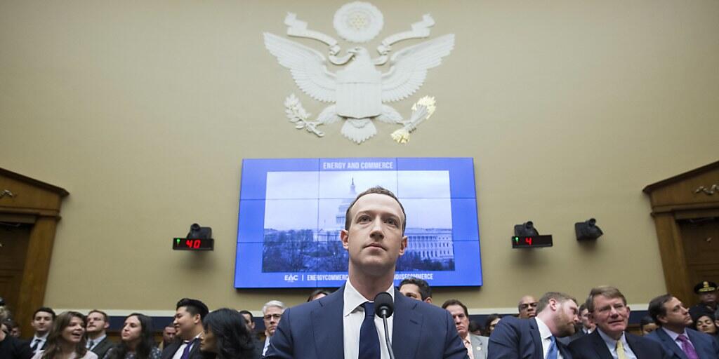 Tag 2 vor den Kongressausschüssen: Zuckerberg kündigt besseren Datenschutz bei Facebook an.