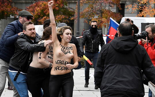 Nackt gegen den Diktator: Femen-Aktivistinnen stören einen Franco-Gedenkmarsch in der spanischen Hauptstadt.