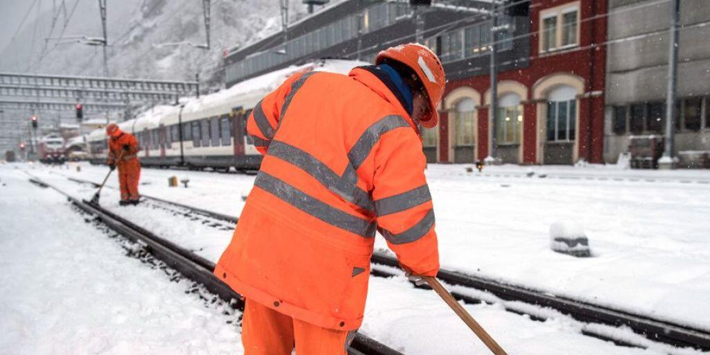 Wie hier am Montag in Bellinzona schneite es im Tessin auch am Dienstag wieder heftig. Die S-Bahn-Verkehr war zum Teil eingeschränkt. (Archivbild)