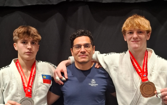 Liechtensteins Delegation (v. l.): Nik Foser, Nationaltrainer Jamie Jaime Jaramillo und Gabriel Meier