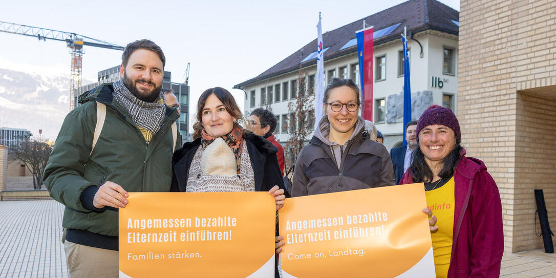 Aktion Faire Elternzeit in Liechtenstein vor dem Landtagsgebäude (08.03.2024)