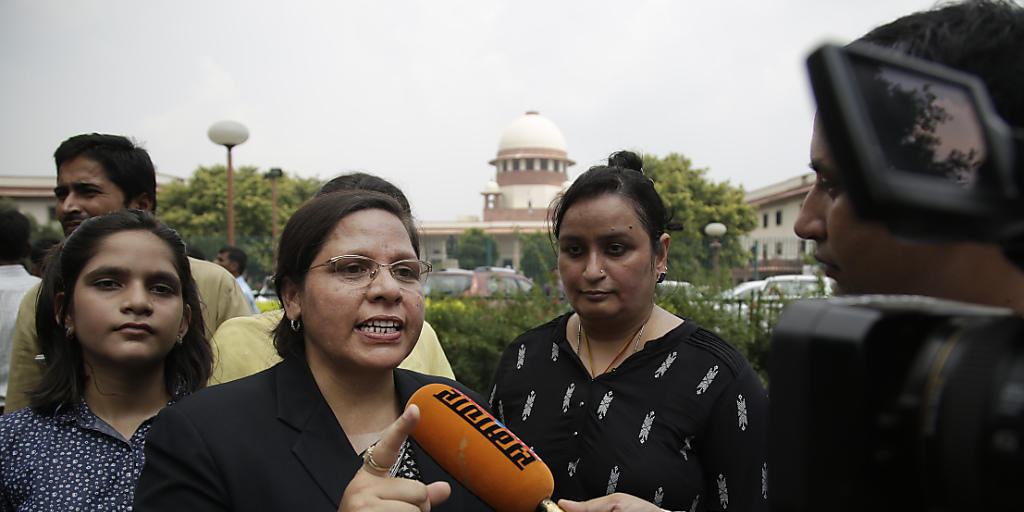 Eine Sprecherin des Obersten Gerichts erläutert vor den Medien in Delhi den Entscheid zur muslimischen "Sofort-Scheidung"