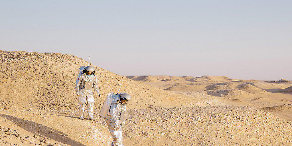 Die Analog-Astronauten Kartik Kumar und Stefan Dobrovolny simulieren eine Landung auf dem Mars in der Wüste Omans.