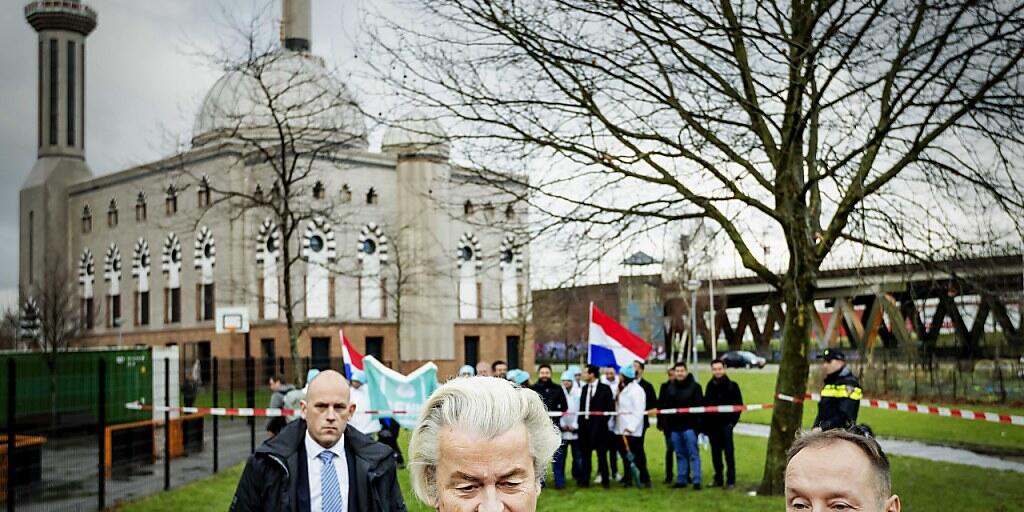 Seine "Partei für Freiheit" zieht in den Niederlanden in mehrere kommunale Parlamente ein: Rechtspopulist Geert Wilders (Mitte). (Archivbild)
