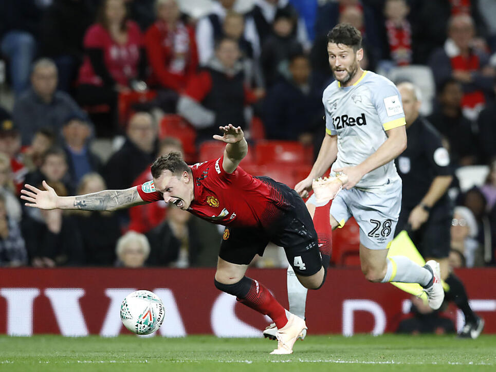 Manchester United (mit Phil Jones im Bild) strauchelt im Ligacup
