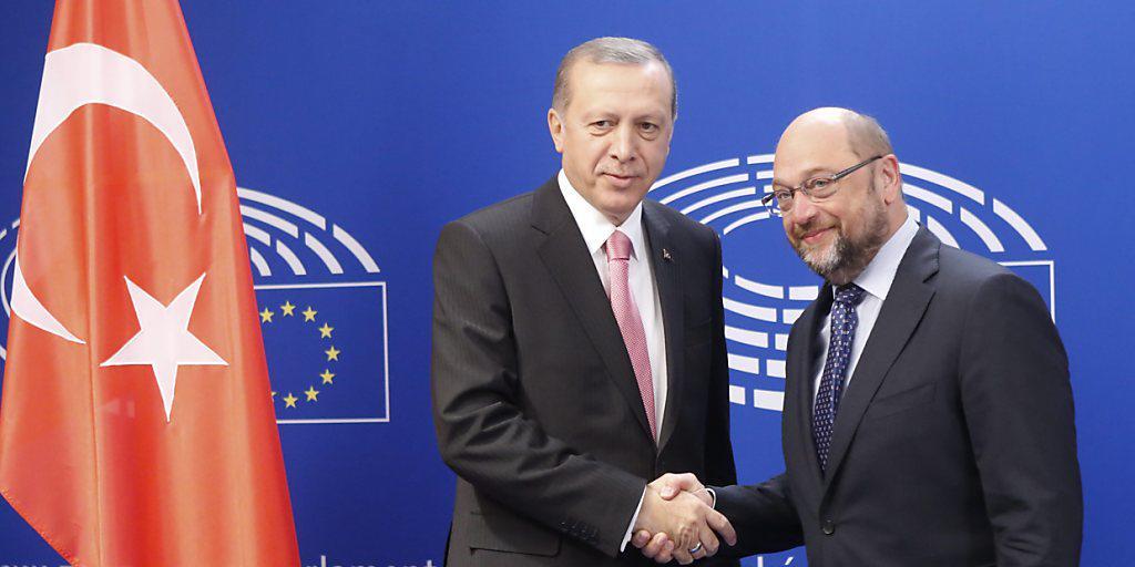 Der türkische Präsident Erdogan beim Handschlag mit EU-Parlamentspräsident Martin Schulz (rechts) im Oktober 2015. (Archivbild)