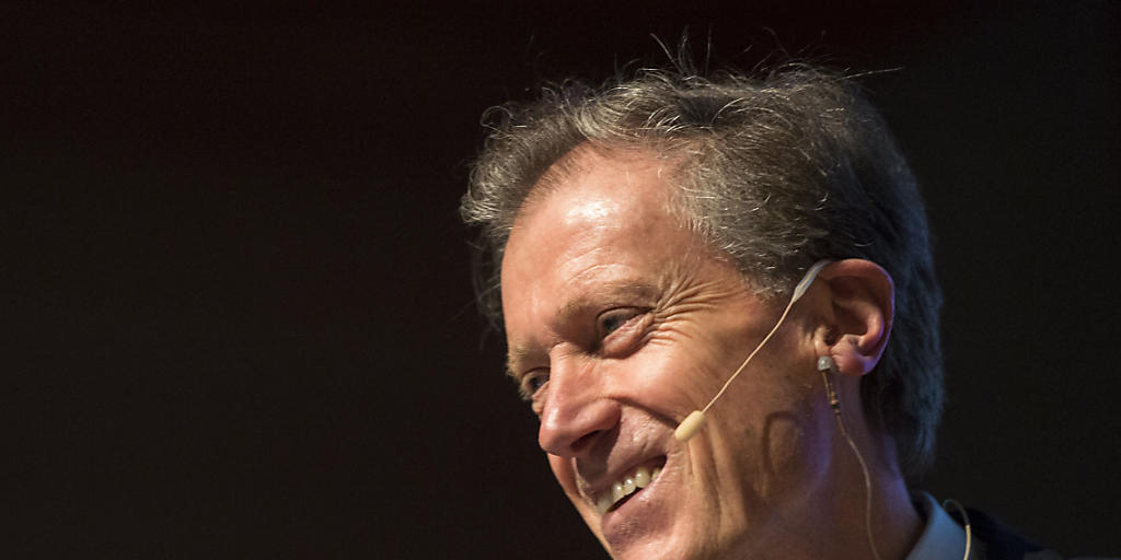 Migros-Chef Herbert Bolliger rechnet 2016 mit weiteren Negativmeldungen in der Schweiz wegen der Frankenstärke. (Archivbild) Migros-Chef Herbert Bolliger rechnet 2016 mit weiteren Negativmeldungen in der Schweiz wegen der Frankenstärke. (Archivbild)