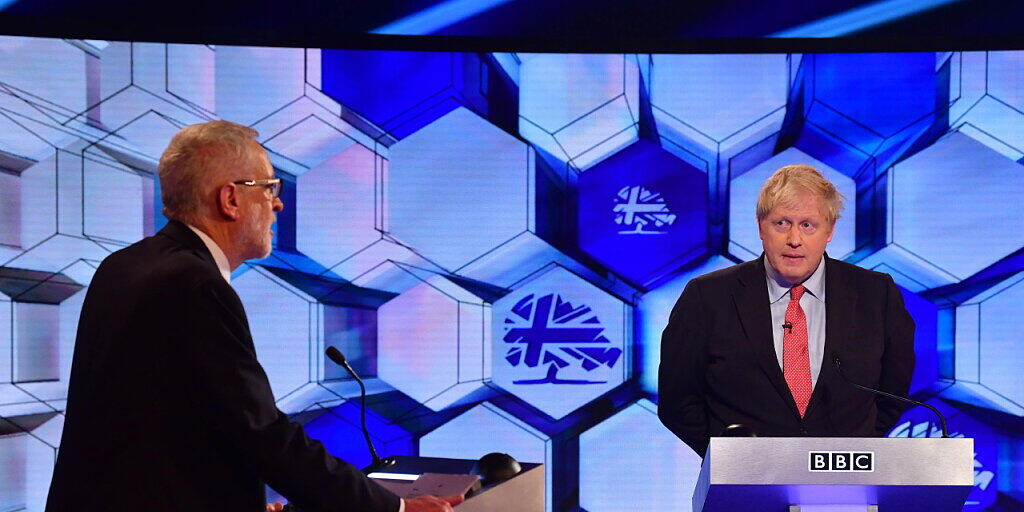 Der britische Premier Boris Johnson (rechts) musste sich beim letzten TV-Duell vor den Wahlen in Grossbritannien vom Chef der Opposition Jeremy Corbyn zahlreiche Vorwürfe zu seiner Politik anhören.