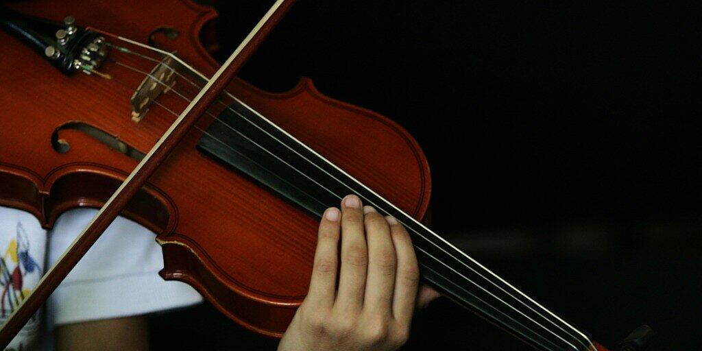 Ein britischer Geiger liess sein 310 Jahre altes und umgerechnet rund 290'000 Euro teures Instrument in einem Londoner Vorortszug liegen. (Symbolbild) Ein britischer Geiger liess sein 310 Jahre altes und umgerechnet rund 290'000 Euro teures Instrument in einem Londoner Vorortszug liegen. (Symbolbild)